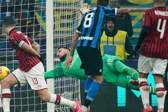 Inters Matias Vecino (8) erzielt das zweite Tor seiner Mannschaft gegen Milans Torhüter Gianluigi Donnarumma.