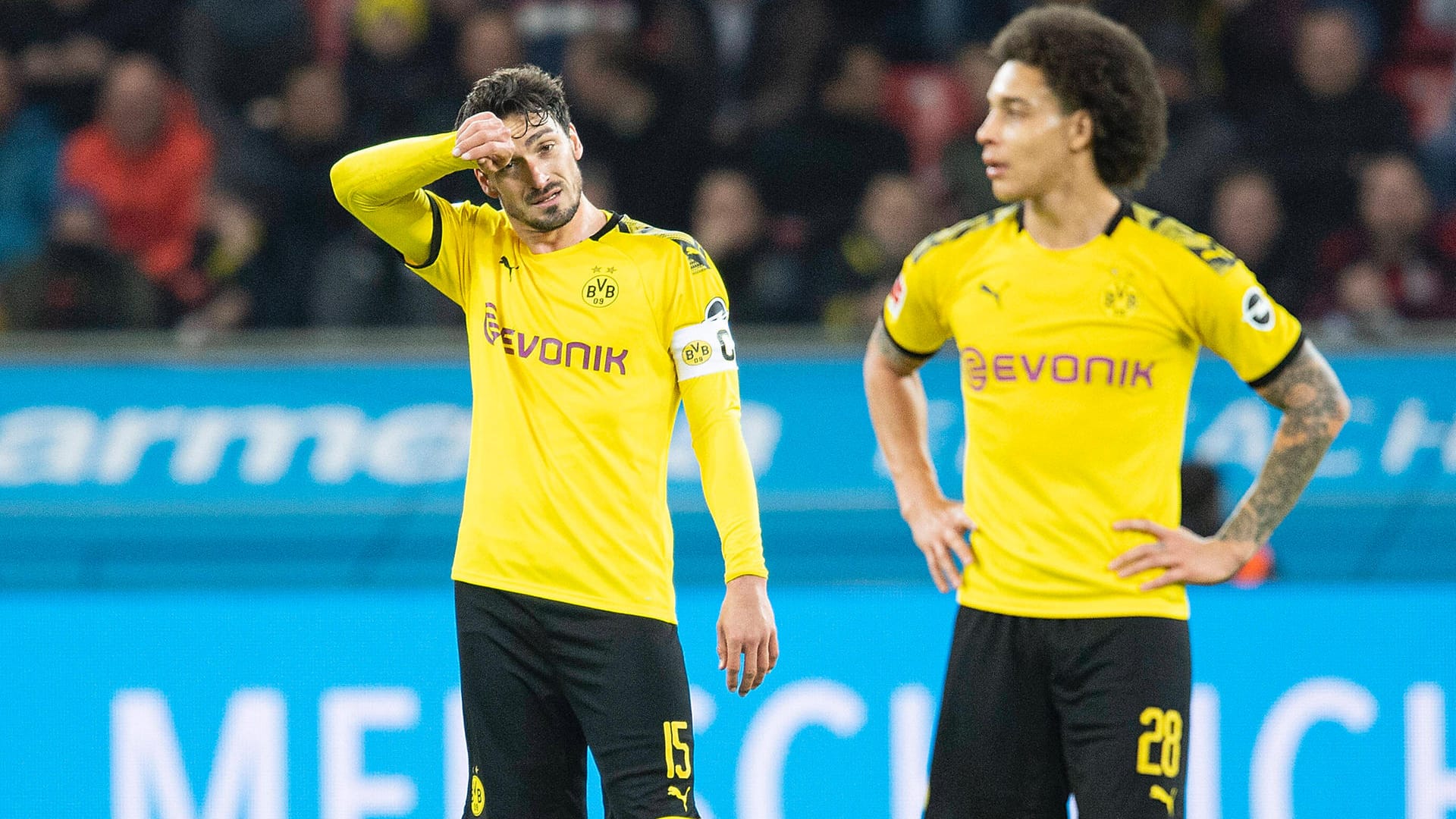 Fragende Blicke: BVB-Verteidiger Mats Hummels (l.) und Mittelfeldspieler Axel Witsel.