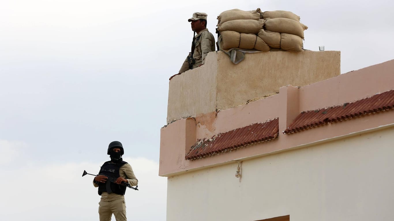 Sicherheitskräfte patrouillieren im Sinai (Archivbild): Immer wieder kommt es hier zu Terrrorangriffen