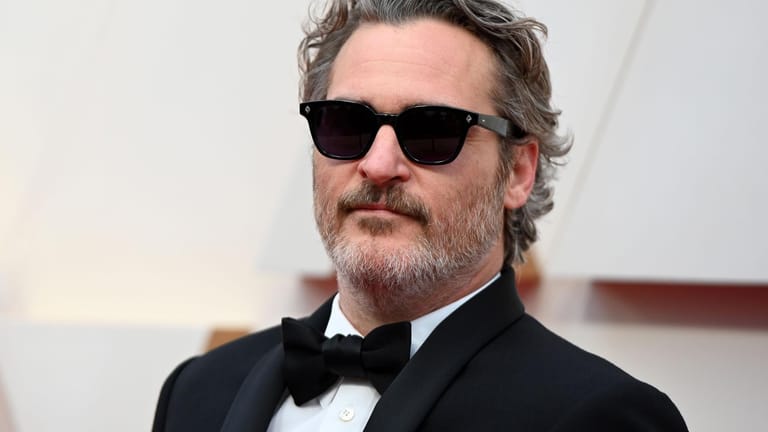 Mit Sonnenbrille im Regen: Joaquin Phoenix schleicht sich an den Interviews auf dem roten Teppich bei den Oscars vorbei.