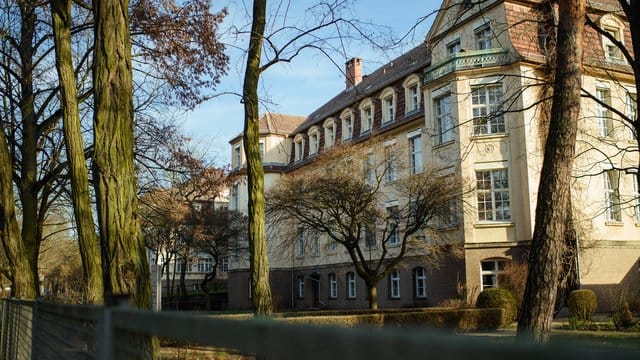 Die in der DRK-Klinik in Berlin-Köpenick untergebrachten China-Rückkehrer sind einer ersten Untersuchung zufolge nicht mit dem Coronavirus infiziert. Die in der DRK-Klinik in Berlin-Köpenick untergebrachten China-Rückkehrer sind einer ersten Untersuchung zufolge nicht mit dem Coronavirus infiziert.