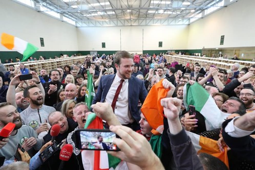 Donnchadh O Laoghaire (M), Abgeordneter der linksgerichteten Partei Sinn Fein, hat bei der Auszählung der Stimmen allen Grund zur Freude.