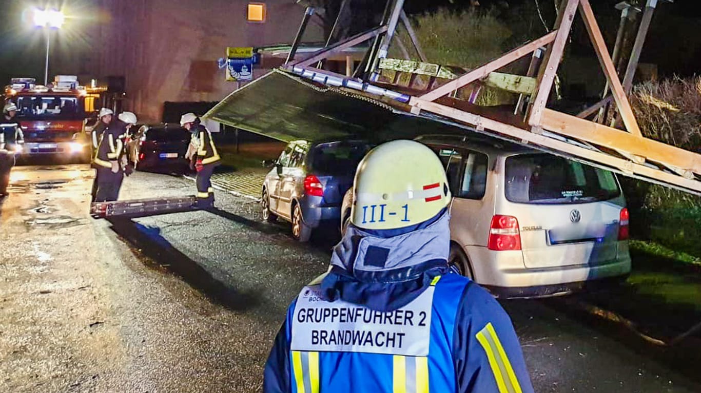 Ein umgestürzter Carport in Bochum: "Sabine" hat in weiten Teilen Deutschlands den Verkehr durcheinandergebracht.