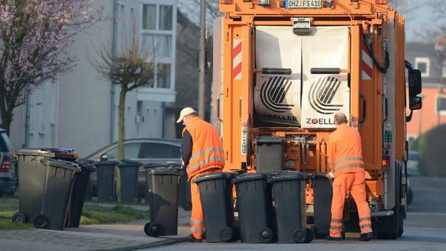 Müllentsorgung: Für den Abfall der Mieter reichen die aufgestellten Tonnen meist nicht aus.