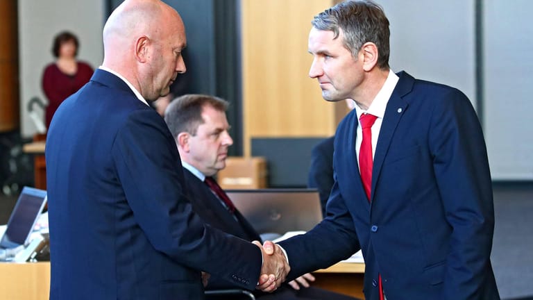 Wahl des neuen Ministerpräsidenten Thüringens: Björn Höcke gratuliert FDP-Mann Thomas Kemmerich.