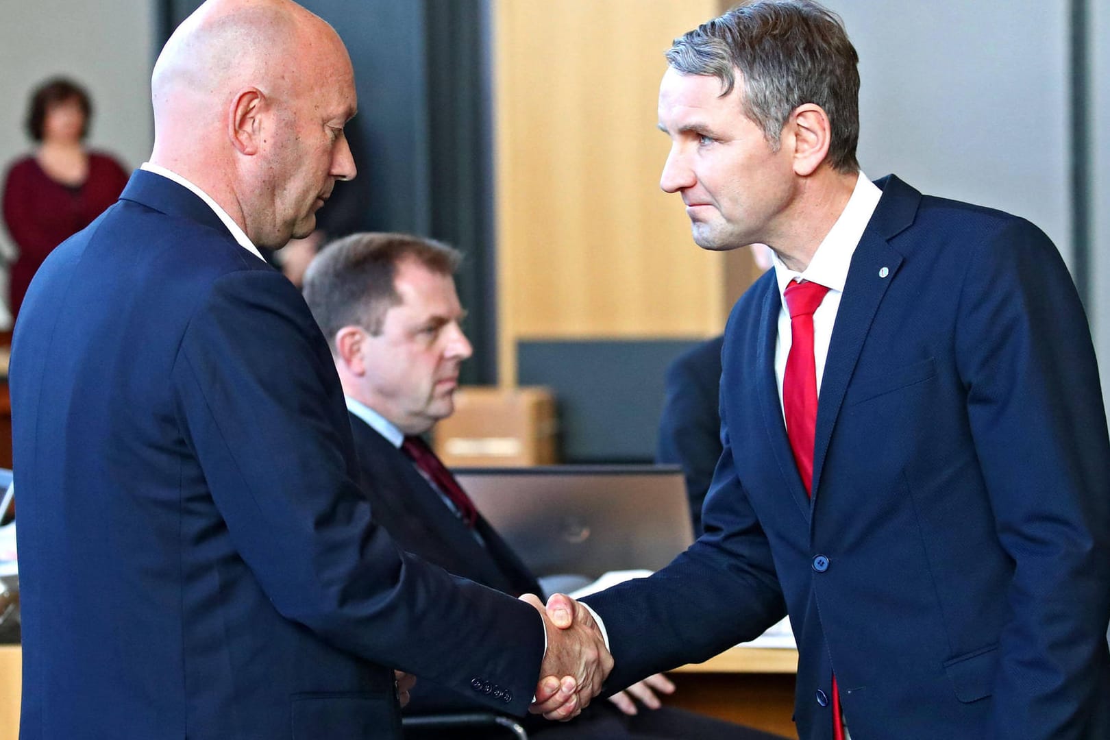 Wahl des neuen Ministerpräsidenten Thüringens: Björn Höcke gratuliert FDP-Mann Thomas Kemmerich.