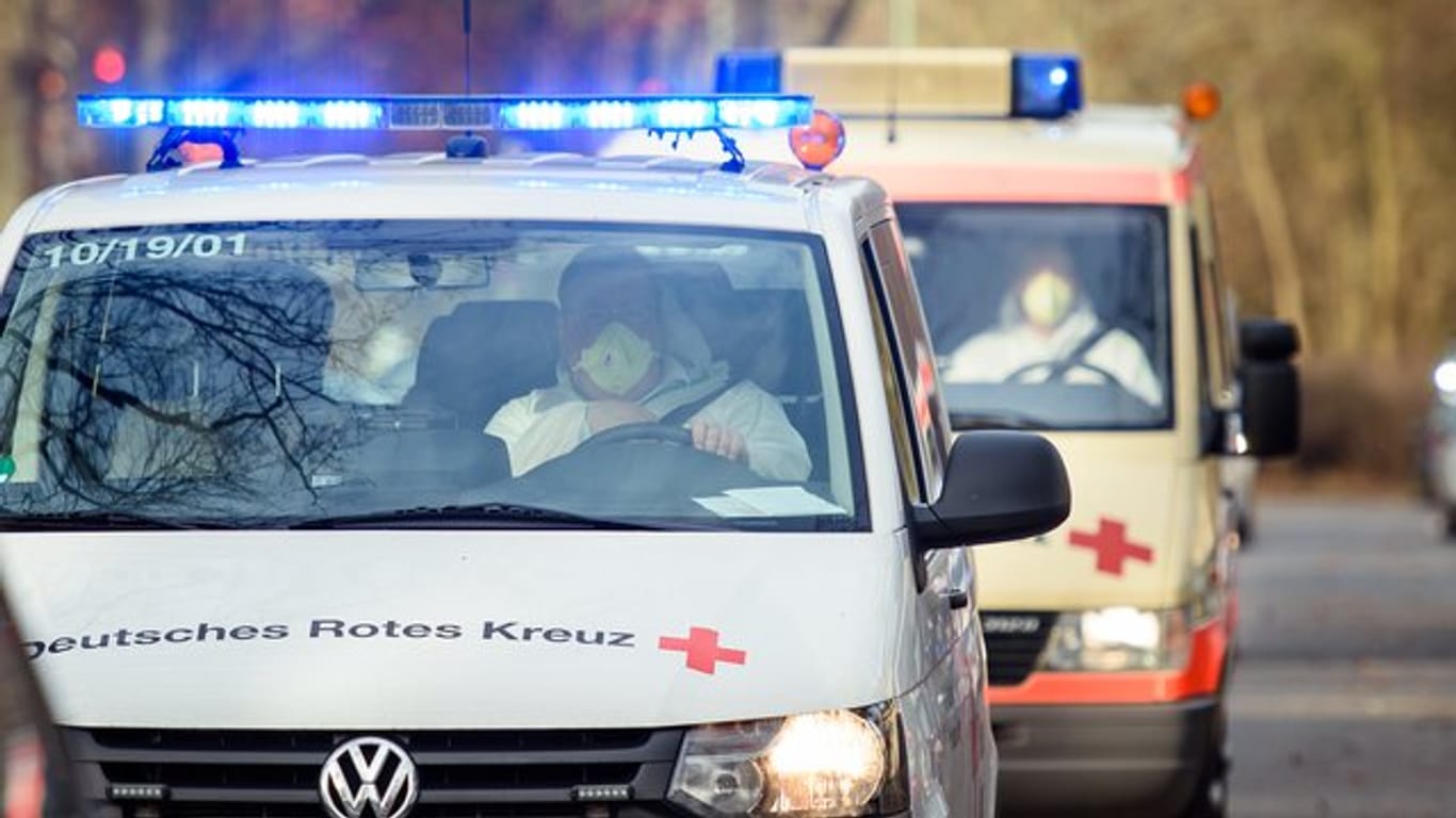 Fahrzeuge des Deutschen Roten Kreuzes fahren unter Polizeischutz auf das Gelände der DRK Kliniken Berlin-Köpenick.