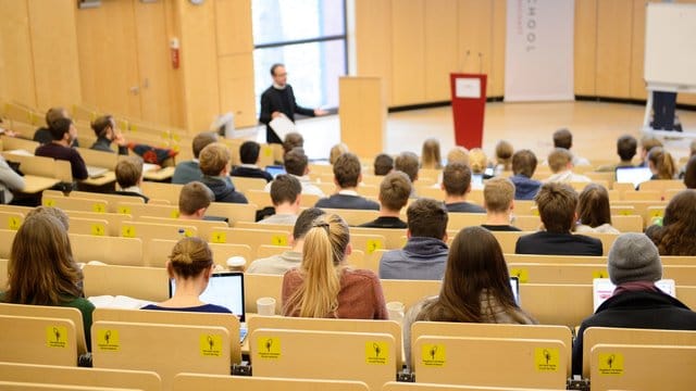 Mint-Fächer kennenlernen oder einfach schon mal Uni-Luft schnuppern: Verschiedene Hochschulen bieten inzwischen Orientierungsstudien an.