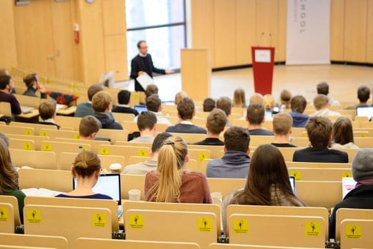 Mint-Fächer kennenlernen oder einfach schon mal Uni-Luft schnuppern: Verschiedene Hochschulen bieten inzwischen Orientierungsstudien an.