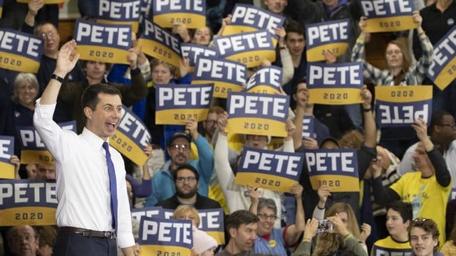 Pete Buttigieg winkt den Zuschauern während einer Wahlkampfkundgebung. Pete Buttigieg winkt den Zuschauern während einer Wahlkampfkundgebung.