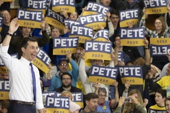 Pete Buttigieg winkt den Zuschauern während einer Wahlkampfkundgebung.