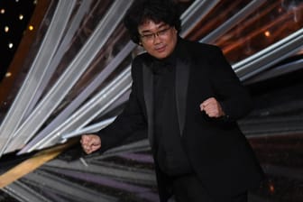 "Parasite"-Regisseur Bong Joon-ho: Der Südkoreaner feiert nach seinem Gewinn bei den Oscars – er stellt den Besten Film und gewann für Beste Regie.