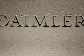 Das Logo der Daimler AG (Symbolbild): Rund 15.000 Stellen will der Autokonzern abbauen.