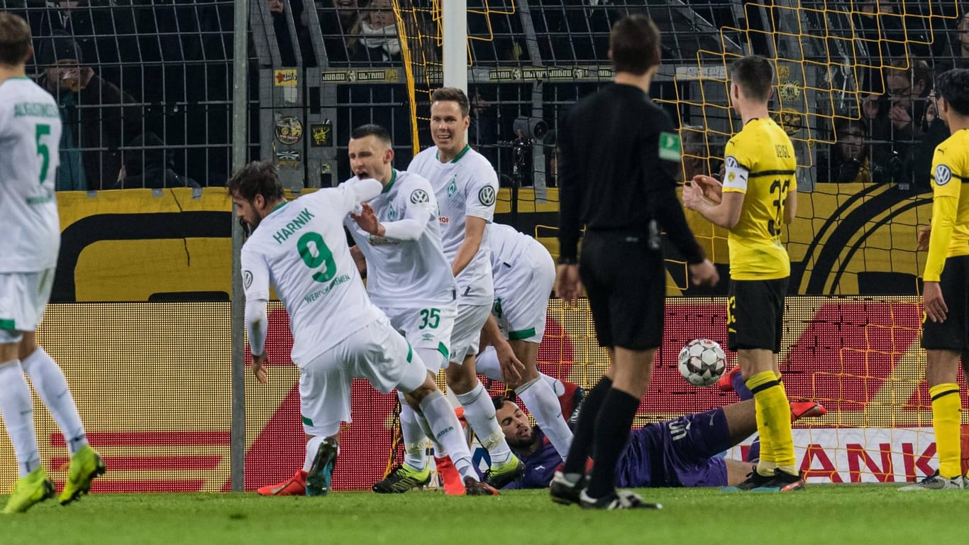 Pokal-Achtelfinale 2019: Bremens Harnik (Nr. 9) dreht jubelnd ab, traf in der 119. Minute zum 3:3 gegen den BVB. Werder gewann dann im Elfmeterschießen.
