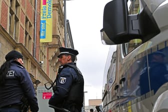 Polizisten vor der Bundesgeschäftsstelle der FDP in Berlin: Nach dem Eklat in Thüringen erntet die Partei massive Kritik und Proteste.