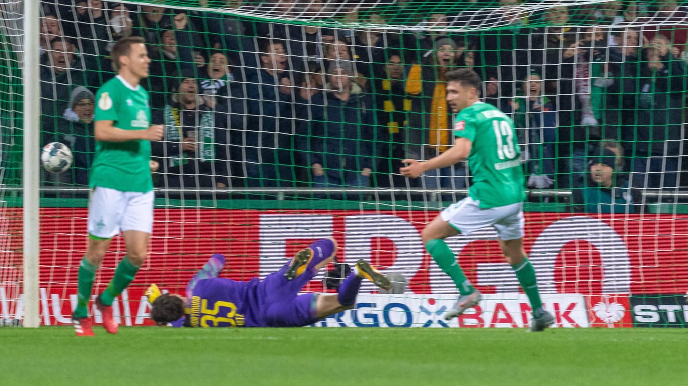 Pokal-Achtelfinale 2020: BVB-Torwart Hitz am Boden, die Bremer jubeln. Werder warf Dortmund erneut aus dem Wettbewerb.