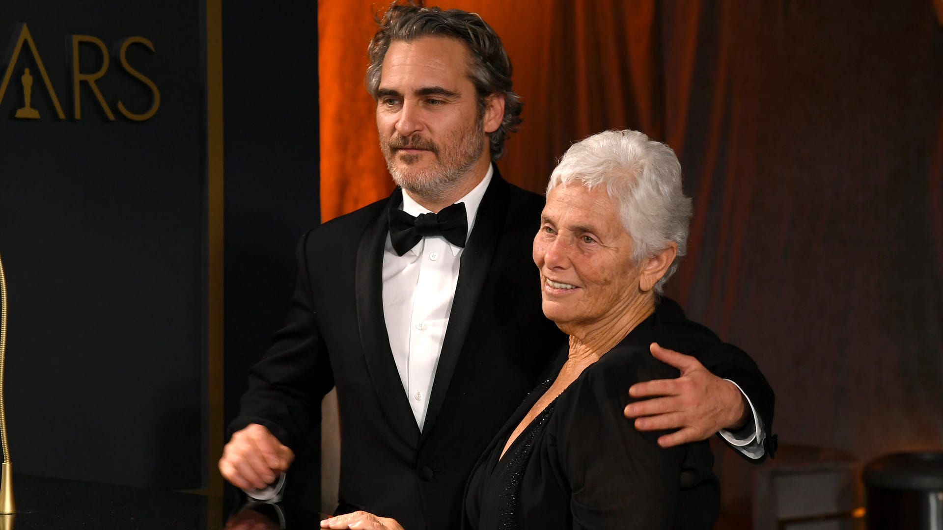 Joaquin Phoenix: Er kam in Begleitung seiner Mutter Arlyn Phoenix.