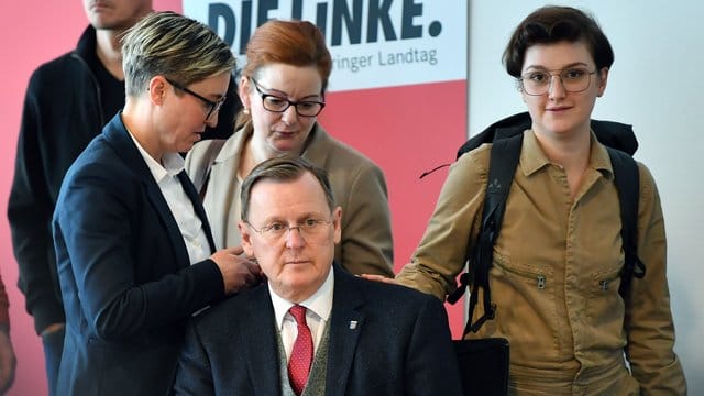"Ich bin staatspolitisch bereit, die Verantwortung zu übernehmen und ich strecke die Hände aus in Richtung CDU und FDP", sagt Linken-Politiker Bodo Ramelow. "Ich bin staatspolitisch bereit, die Verantwortung zu übernehmen und ich strecke die Hände aus in Richtung CDU und FDP", sagt Linken-Politiker Bodo Ramelow.