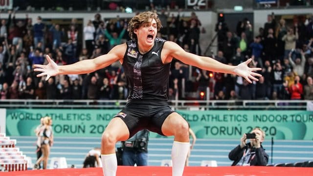 Der Schwede Armand Duplantis hat den Stabhochsprung-Weltrekord in der Halle auf 6,17 Meter verbessert.