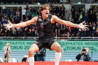 Der Schwede Armand Duplantis hat den Stabhochsprung-Weltrekord in der Halle auf 6,17 Meter verbessert.