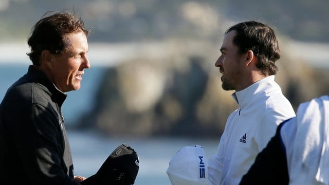 Phil Mickelson (l) gratuliert Nick Taylor zum Sieg beim PGA-Turnier in Pebble Beach. Phil Mickelson (l) gratuliert Nick Taylor zum Sieg beim PGA-Turnier in Pebble Beach.