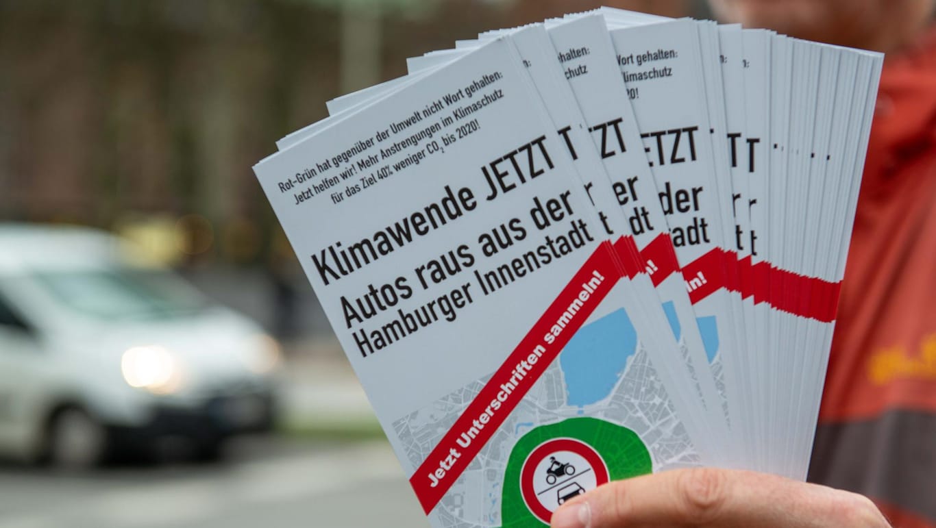 Flyer der Volksinitiative "Autos raus aus der Hamburger Innenstadt": Drei Hamburger Aktivisten wollen den CO2-Ausstoß der Stadt verringern.