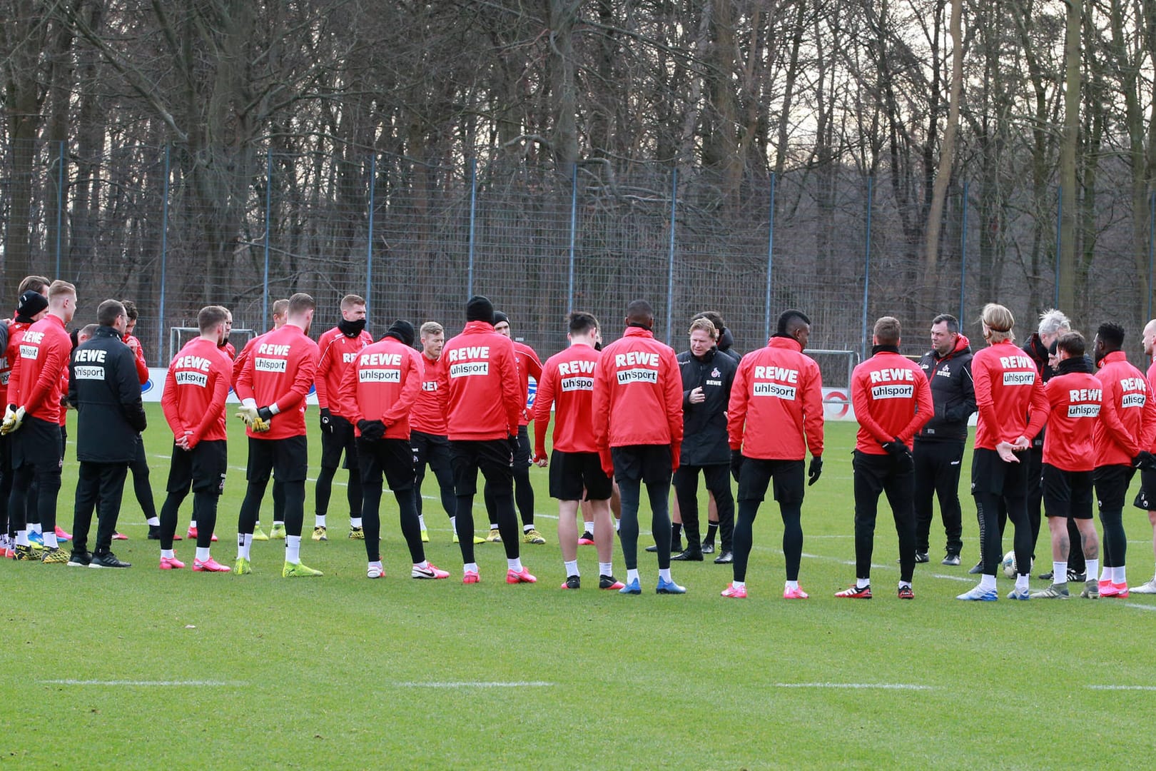 Spieler des FC Köln beim Training: Wann das Spiel der Kölner gegen Gladbach nachgeholt wird, ist noch offen.