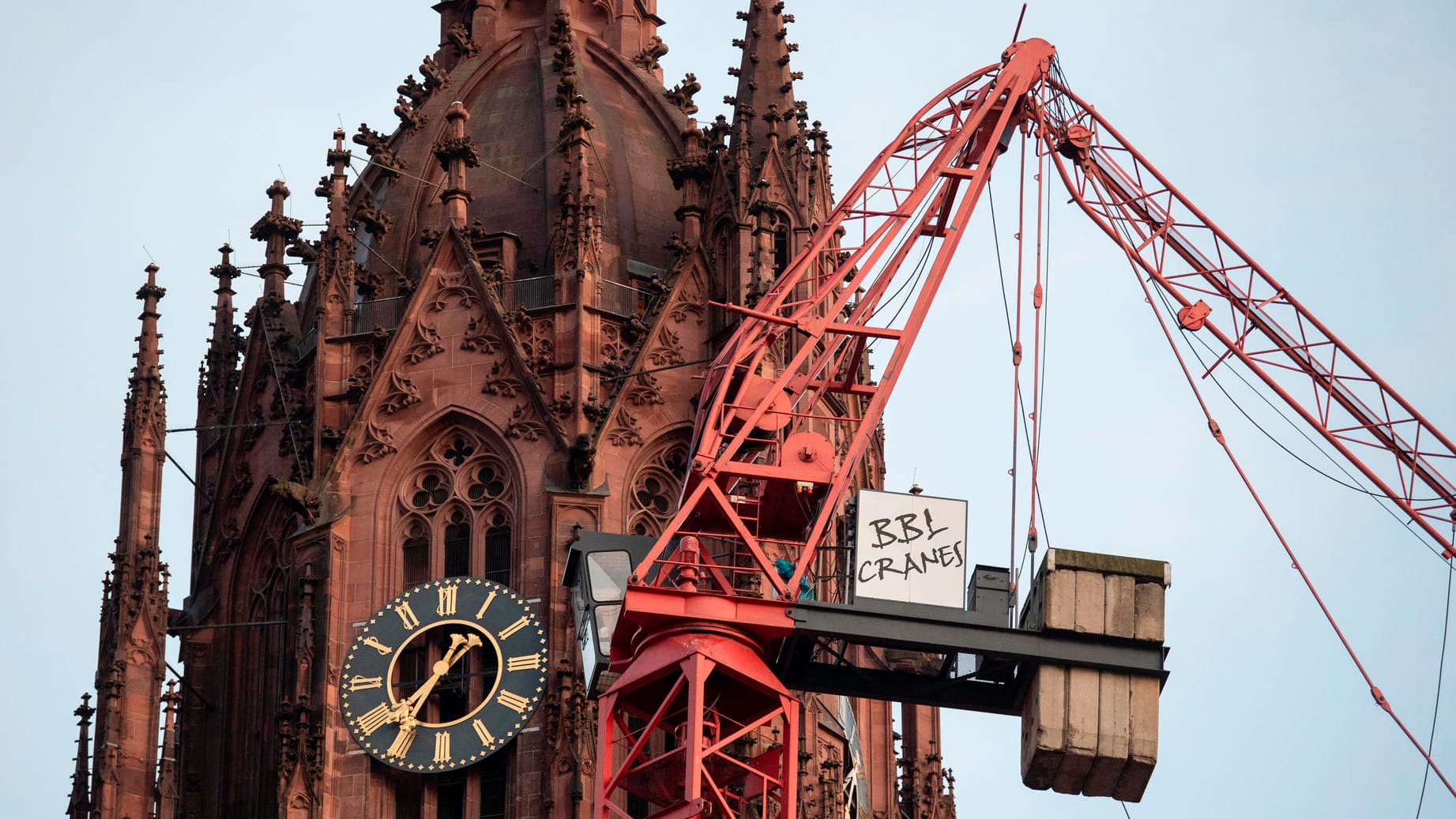 Frankfurt am Main: Der vom Sturm "Sabine" abgeknickte Ausleger eines Baukrans steckt im Dach des Frankfurter Doms.