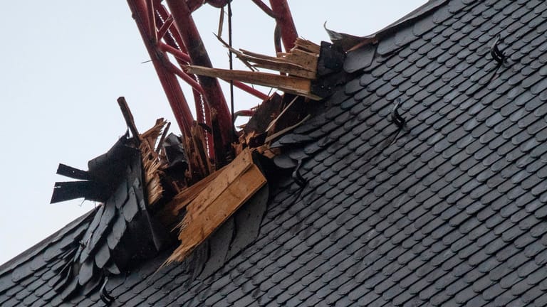 Der Dom in Frankfurt/Main: Der abgeknickte Ausleger eines Baukrans hat das Dach schwer beschädigt.