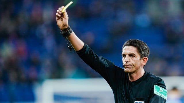 Fußball-Schiedsrichter Deniz Aytekin hält die Diskussion über Konflikte zwischen Unparteiischen und Trainern für überzogen. Fußball-Schiedsrichter Deniz Aytekin hält die Diskussion über Konflikte zwischen Unparteiischen und Trainern für überzogen.