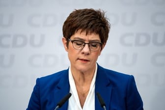Annegret Kramp-Karrenbauer, Vorsitzende der CDU, äußert sich bei einer Pressekonferenz nach den Gremiensitzungen der CDU im Konrad-Adenauer-Haus.