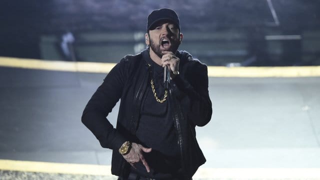 Eminem sorgte bei den Oscars für musikalische Unterhaltung - und freute sich über ein Wiedersehen mit einem Kollegen besonders. Eminem sorgte bei den Oscars für musikalische Unterhaltung - und freute sich über ein Wiedersehen mit einem Kollegen besonders.