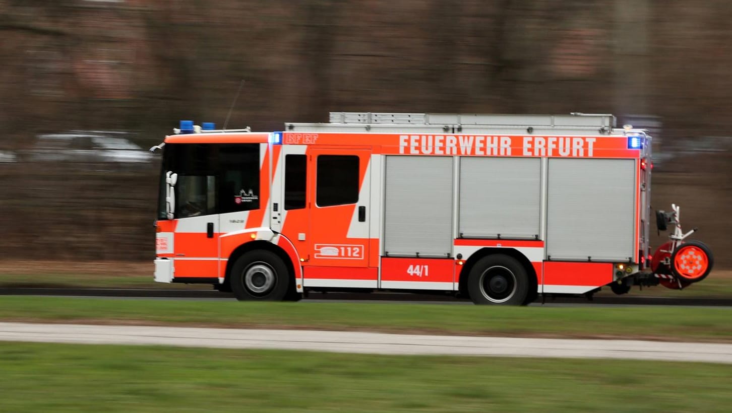 Ein Einsatzwagen der Erfurter Feuerwehr: Im Holunderweg hat ein Balkon gebrannt.