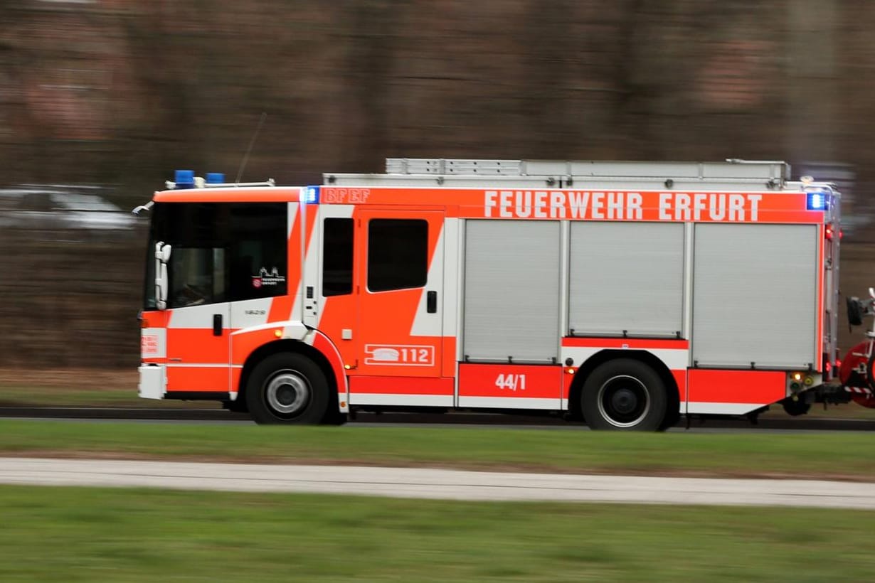 Ein Einsatzwagen der Erfurter Feuerwehr: Im Holunderweg hat ein Balkon gebrannt.