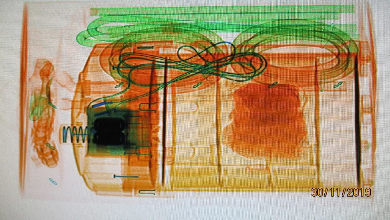 Röntgenbild des Paketes: Mittig ist ein Fremdkörper erkennbar.