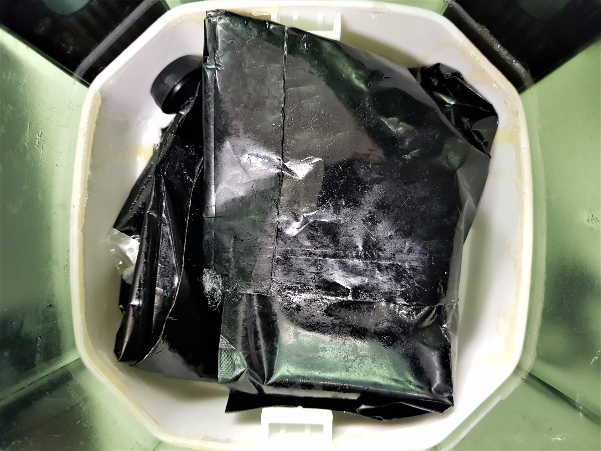 Geöffneter Aquariumfilter: In der schwarzen Folie ist Kokain eingewickelt.
