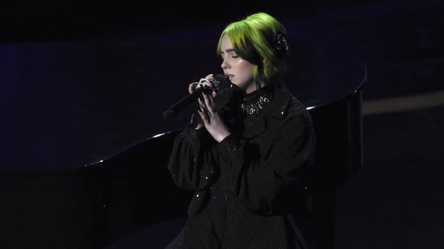 Billie Eilish auf der Oscar-Bühne.