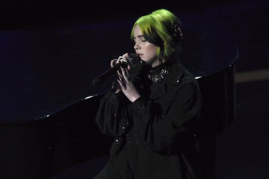 Billie Eilish auf der Oscar-Bühne.