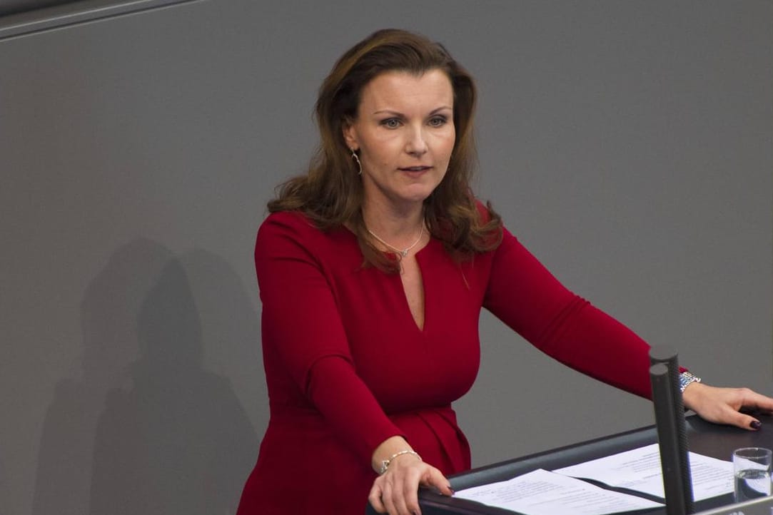 CDU-Politikerin Jana Schimke im Bundestag: Die Brandenburger Abgeordnete äußert sich zum angekündigten Rückzug Annegret Kramp-Karrenbauers.