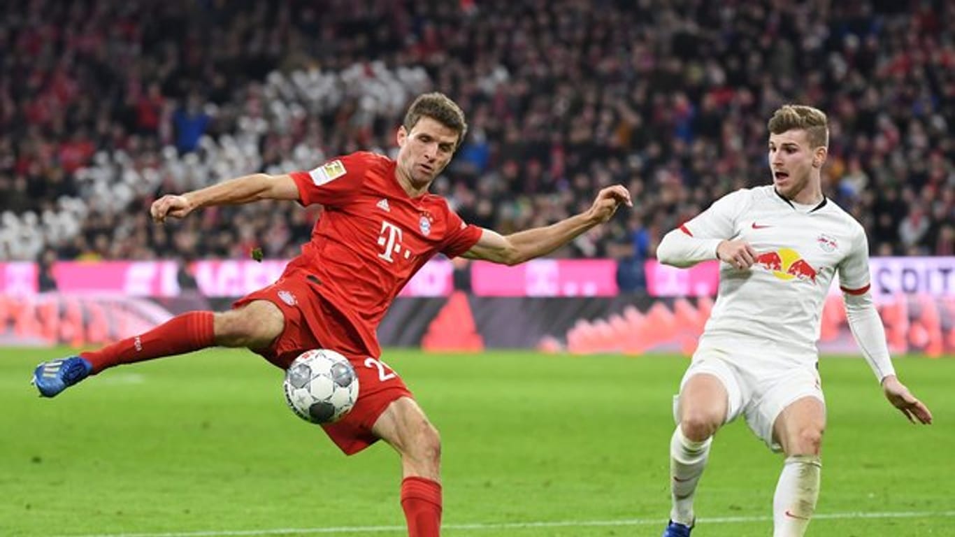 Thomas Müller (l) konzentriert sich voll auf den FC Bayern.