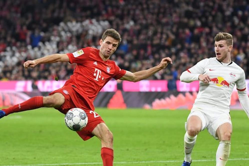 Thomas Müller (l) konzentriert sich voll auf den FC Bayern.
