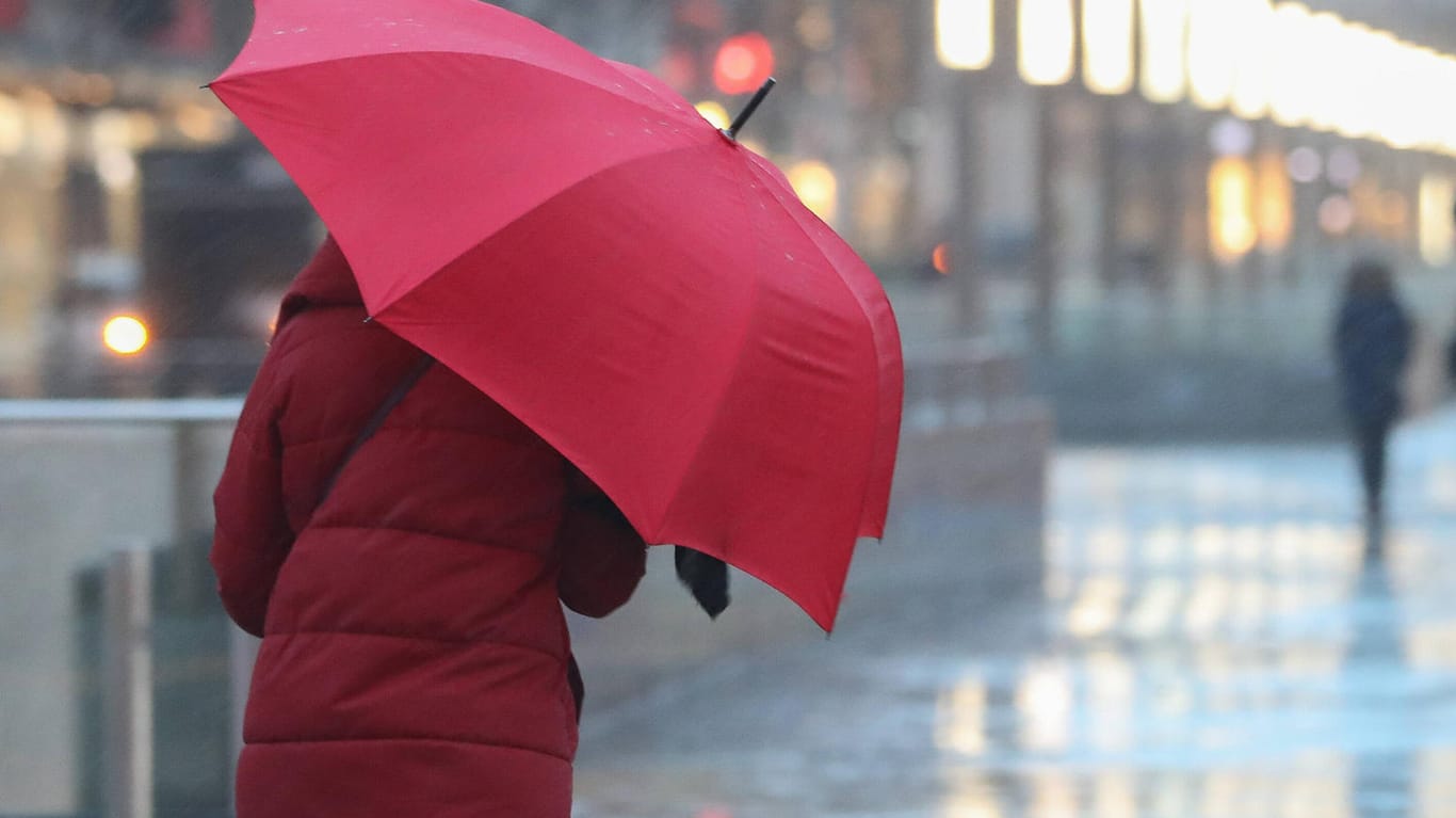 Eine Frau läuft mit einem Regenschirm (Symbolbild): In Mainz hat das Sturmtief "Sabine" keinen größeren Schaden angerichtet.