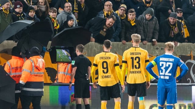 Schiedsrichter Michael Bacher erkannte nach Videobeweis das Tor zum 3:3 wieder ab. Schiedsrichter Michael Bacher erkannte nach Videobeweis das Tor zum 3:3 wieder ab.