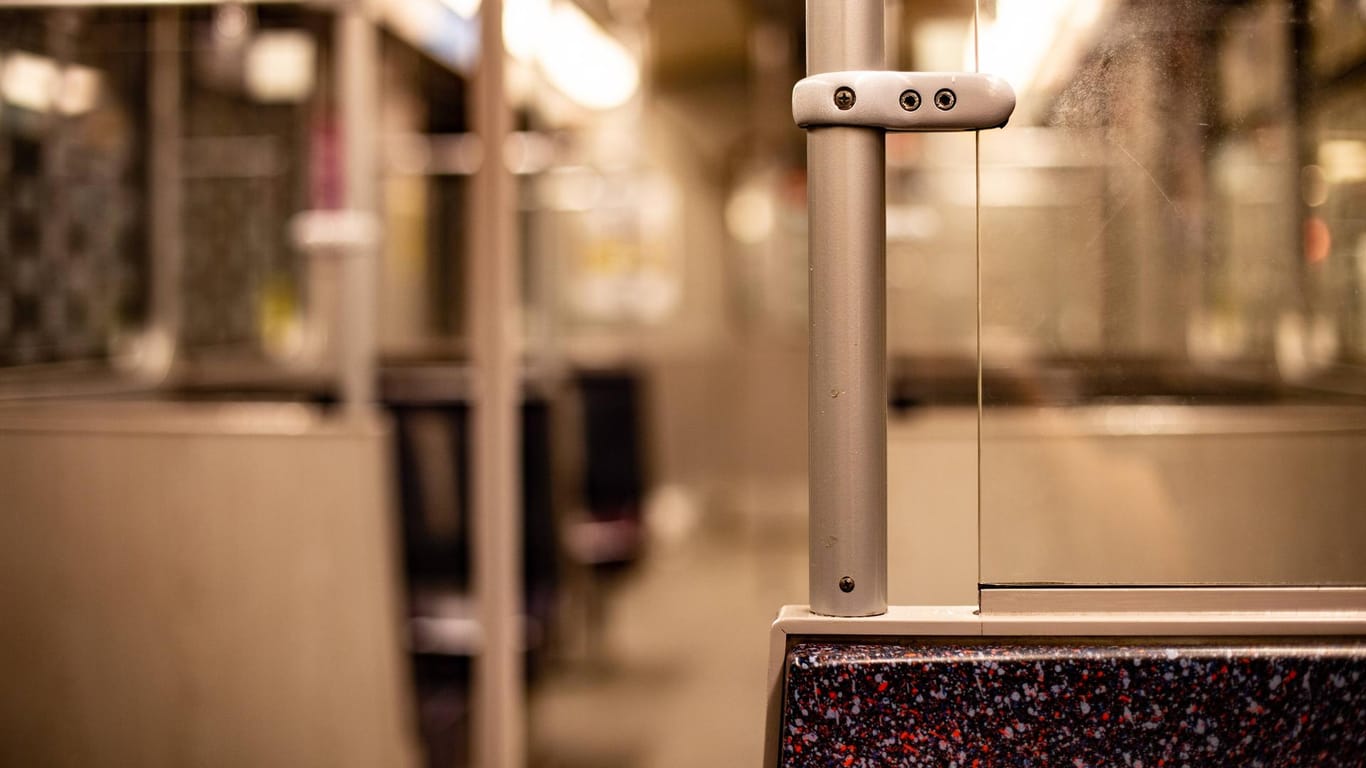 Ein U-Bahn-Waggon: Unbekannte haben in der U7 eine Transfrau beleidigt und verletzt.