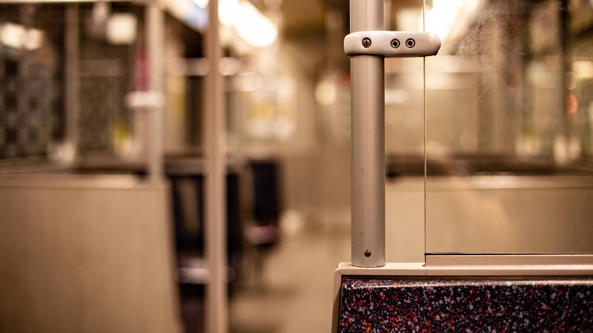 Ein U-Bahn-Waggon: Unbekannte haben in der U7 eine Transfrau beleidigt und verletzt. Ein U-Bahn-Waggon: Unbekannte haben in der U7 eine Transfrau beleidigt und verletzt.