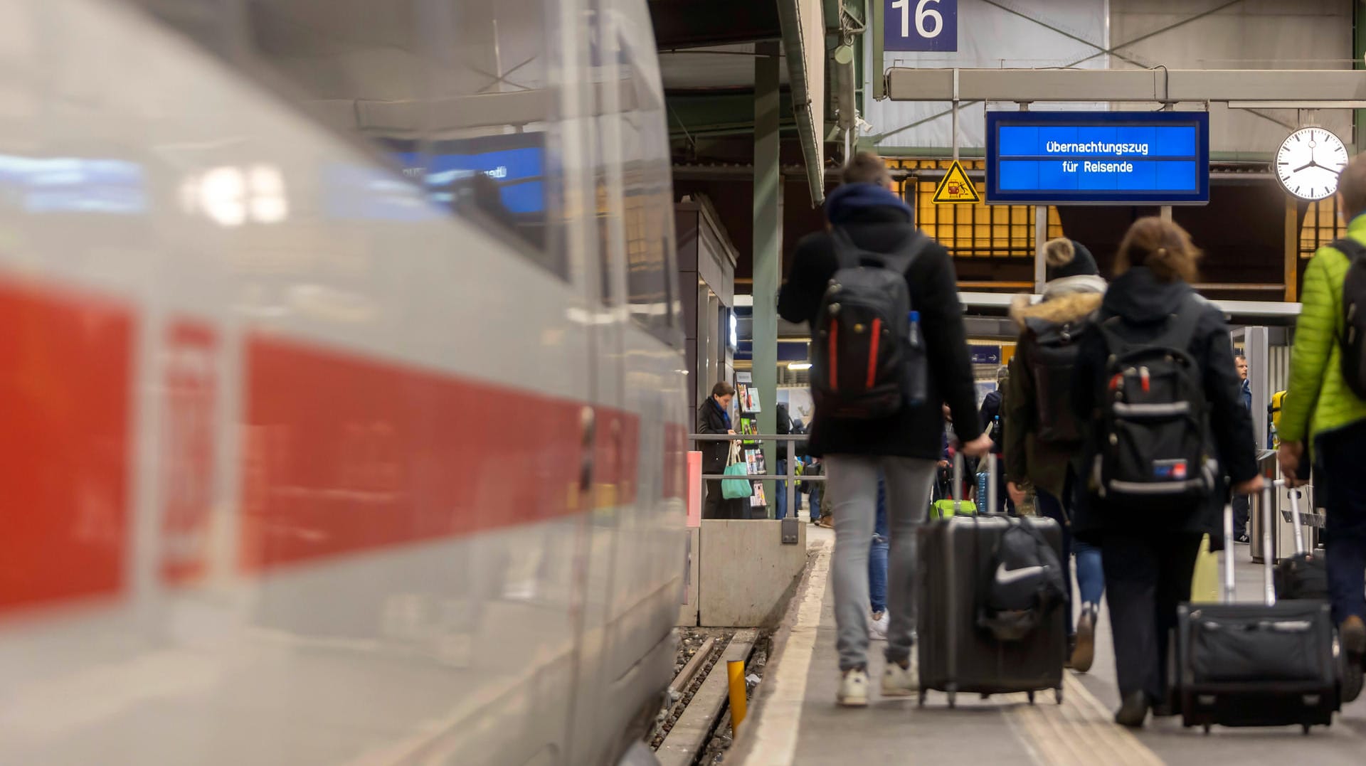 Orkantief "Sabine": Der Sturm hat den Verkehr in Deutschland stark beeinträchtigt.