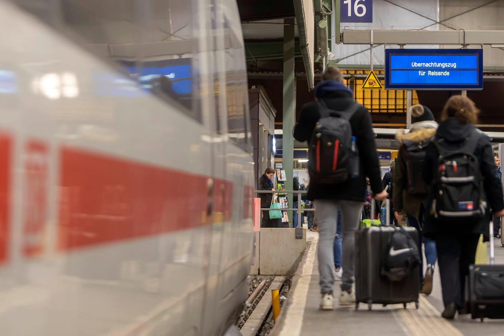 Orkantief "Sabine": Der Sturm hat den Verkehr in Deutschland stark beeinträchtigt.