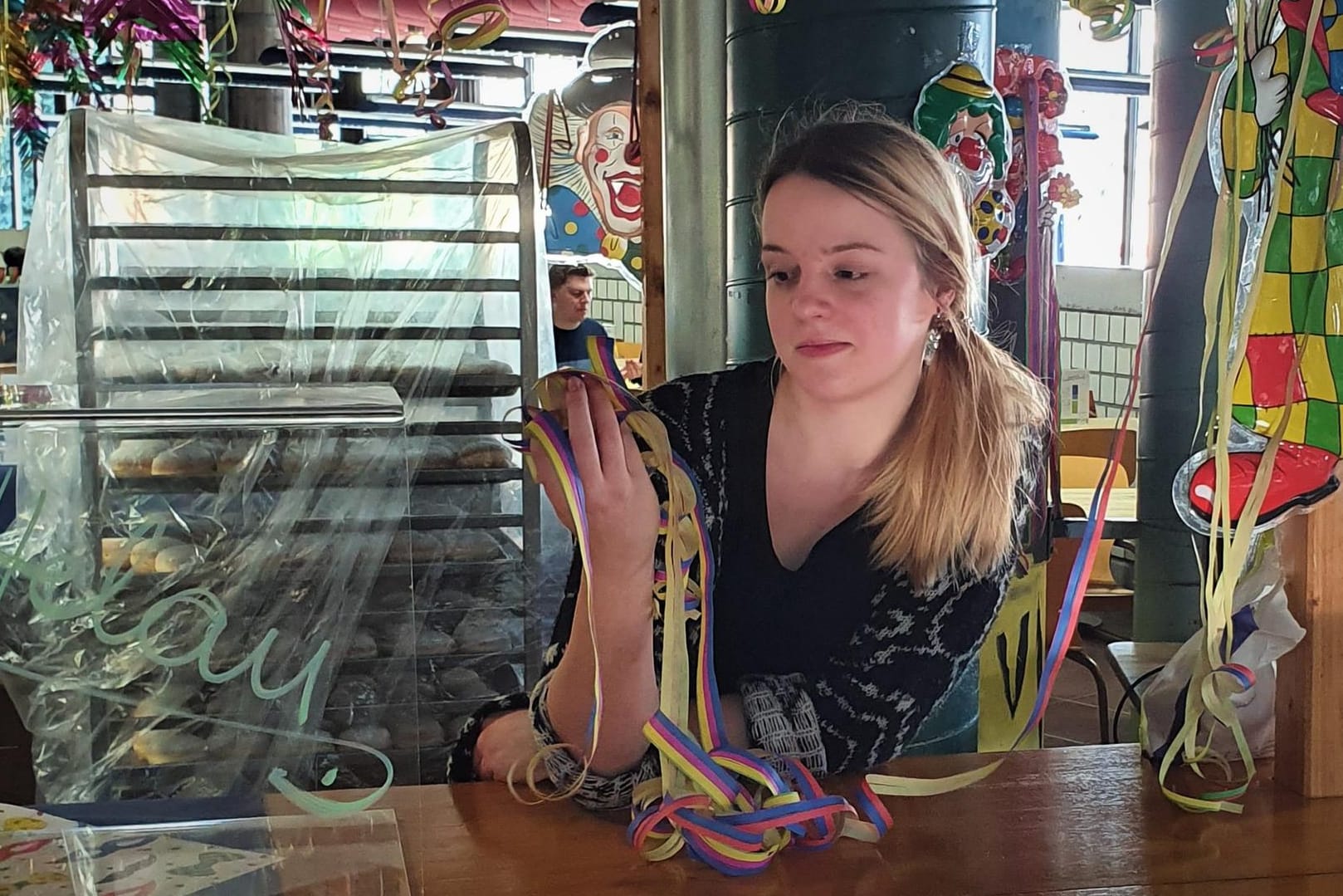 Die Studentin Leonie hält Luftschlangen in der Hand: Mit der Fastnacht in Mainz kann sie nichts anfangen.