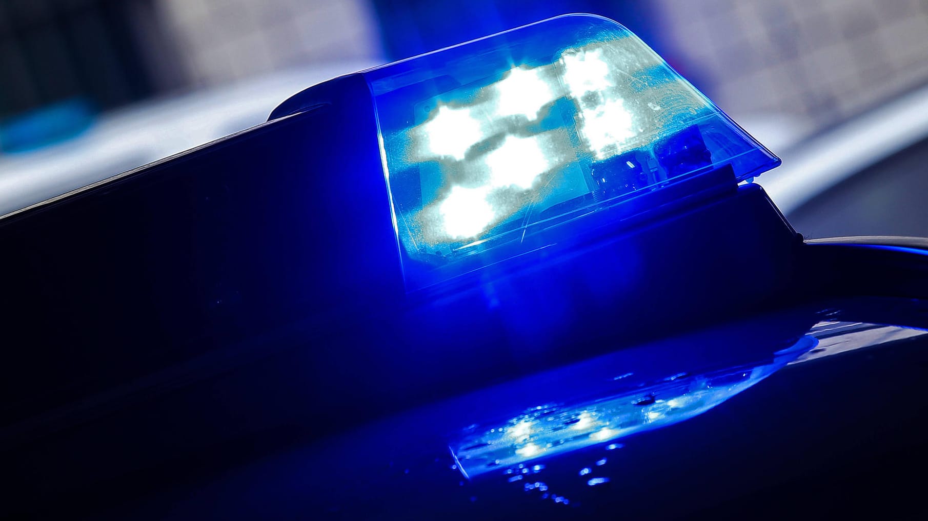Das Blaulicht eines Streifenwagens: Bei einem illegalen Autorennen, das mit einem Unfall endete, war ein Kleinkind an Bord. Das Blaulicht eines Streifenwagens: Bei einem illegalen Autorennen, das mit einem Unfall endete, war ein Kleinkind an Bord.