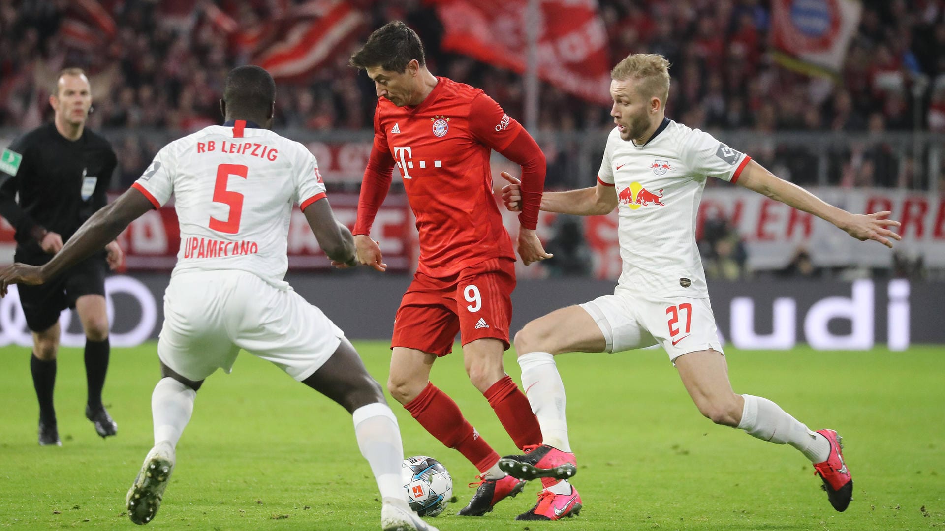 Mit vereinten Kräften gegen Bayerns Lewandowski: Konrad Laimer (r.) und Dayot Upamecano.